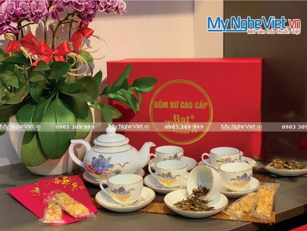 Quà tặng Tân Gia Khai Trương - Bình trà Bát Tràng mỏ vịt chỉ vàng kim dán sen vàng kim 300ml