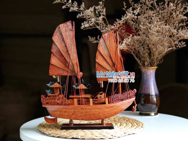 Quà tặng Tân Gia Khai Trương - Mô hình thuyền gỗ Việt Nam-Thuyền Rồng gỗ hương thân 30cm