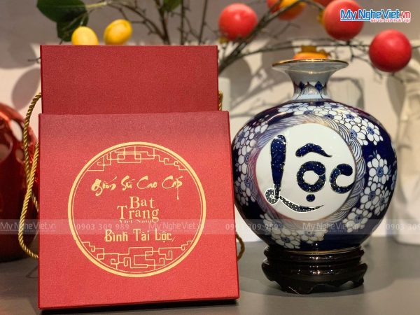 Quà Tân Gia Khai Trương – Bình Thu Tài Hút Lộc Cao Cấp Men Lam Vẽ Hoa Phù Dung Chữ LỘC (có chân đế) MNV-HBT22P